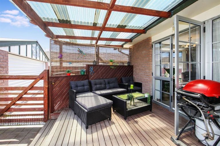 Photo of property in 5 Edron Place, Redwood, Christchurch, 8051