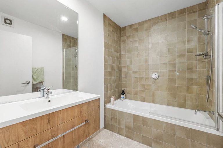 Photo of property in 8 Wye Place, Fernhill, Queenstown, 9300