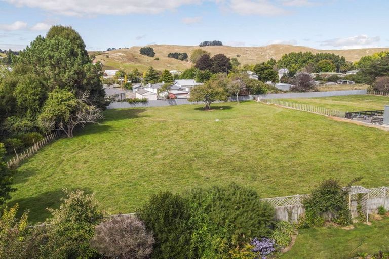 Photo of property in 20 Paraekaretu Street, Hunterville, 4730