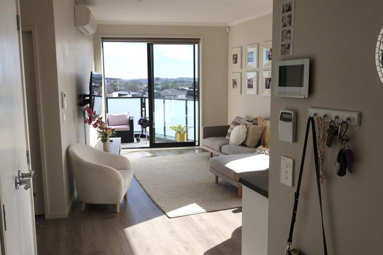 Photo of property in 3/22 Kerewhenua Crescent, Hobsonville, 0616