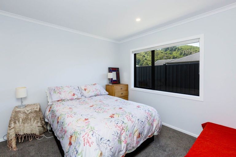 Photo of property in 16 Whitten Way, Wallaceville, Upper Hutt, 5018