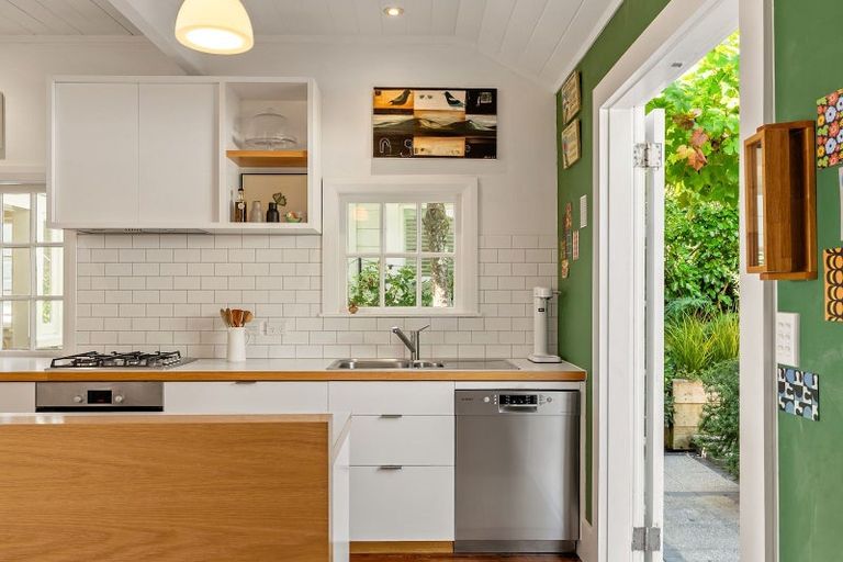 Photo of property in 4 Manuka Terrace, Eastbourne, Lower Hutt, 5013