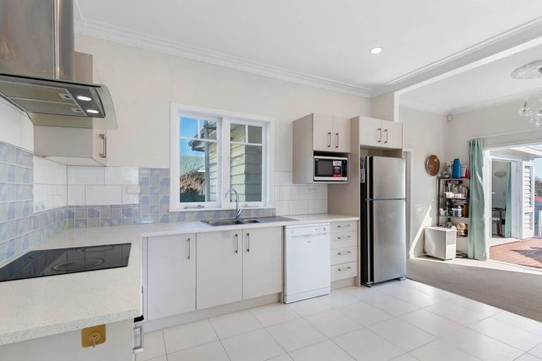 Photo of property in 11 Craigbank Avenue, New Lynn, Auckland, 0600