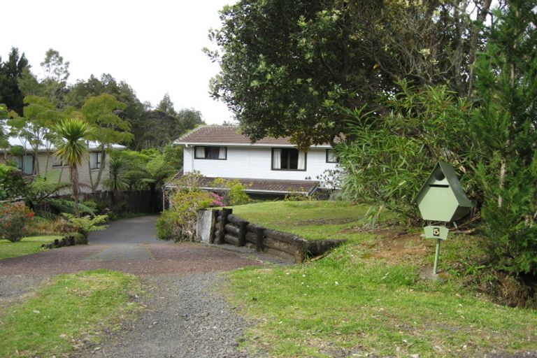 Photo of property in 5 Raroa Terrace, Waiatarua, Auckland, 0604