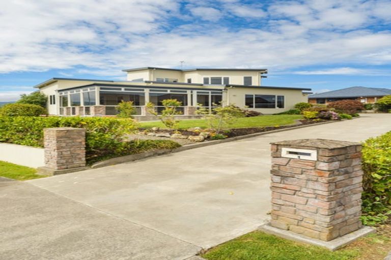 Photo of property in 1 Silkwood Place, Fitzherbert, Palmerston North, 4410