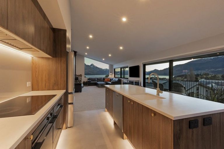 Photo of property in 18 Poplar Drive, Kelvin Heights, Queenstown, 9300