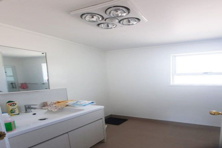 Photo of property in 1/14 Vonnell Place, Birkdale, Auckland, 0626