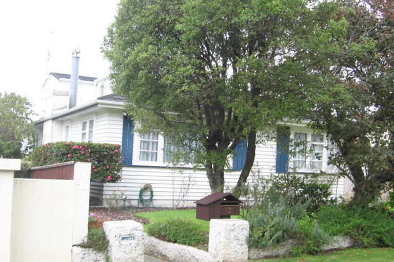 Photo of property in 3 Romney Square, Tawa, Wellington, 5028