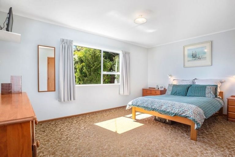 Photo of property in 12 Kinapori Terrace, Newlands, Wellington, 6037