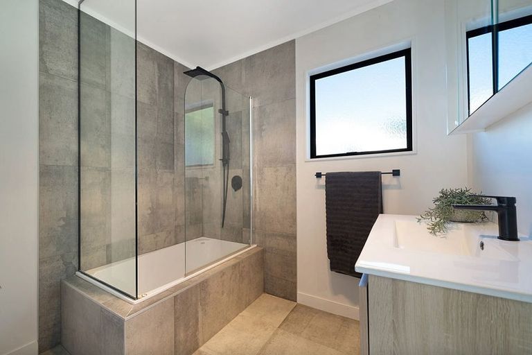 Photo of property in 1/134 Mcleod Road, Te Atatu South, Auckland, 0610