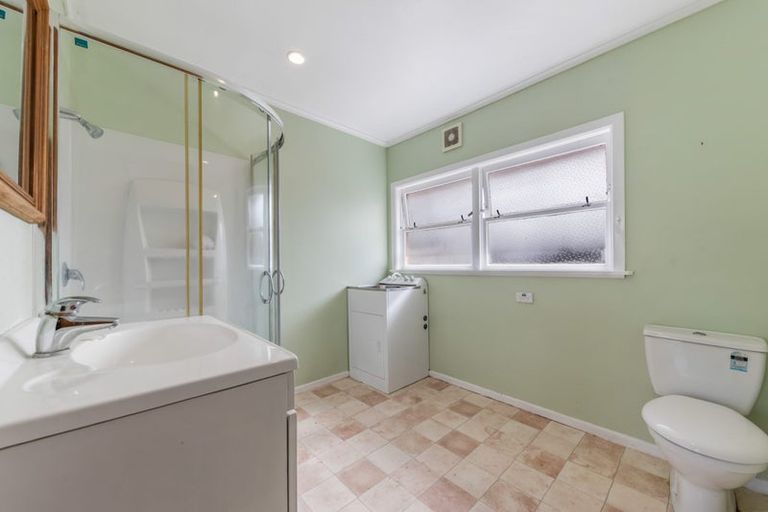 Photo of property in 2/43 Tramway Road, Beach Haven, Auckland, 0626