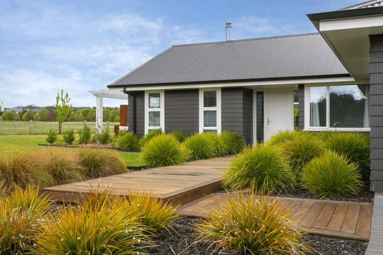 Photo of property in 6 Kahikatea Drive, Kinloch, Taupo, 3377