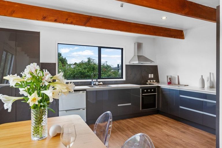 Photo of property in 1/17 Ribblesdale Road, Henderson, Auckland, 0612