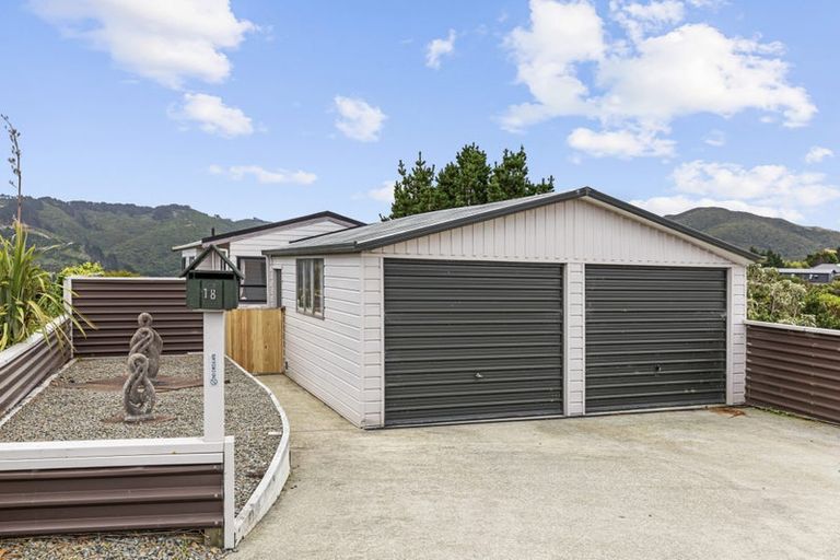 Photo of property in 18 Jasmine Grove, Maungaraki, Lower Hutt, 5010