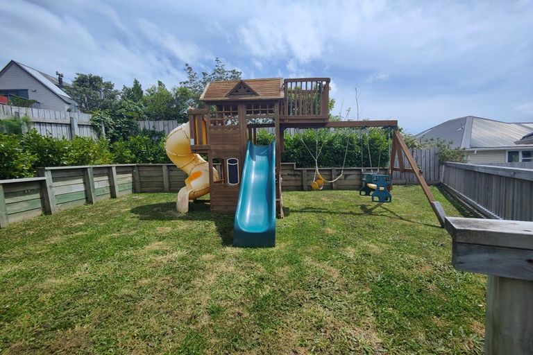 Photo of property in 38 Lyndfield Lane, Newlands, Wellington, 6037