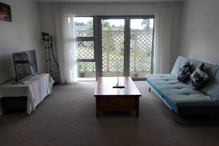 Photo of property in 28 Staincross Street, Green Bay, Auckland, 0604