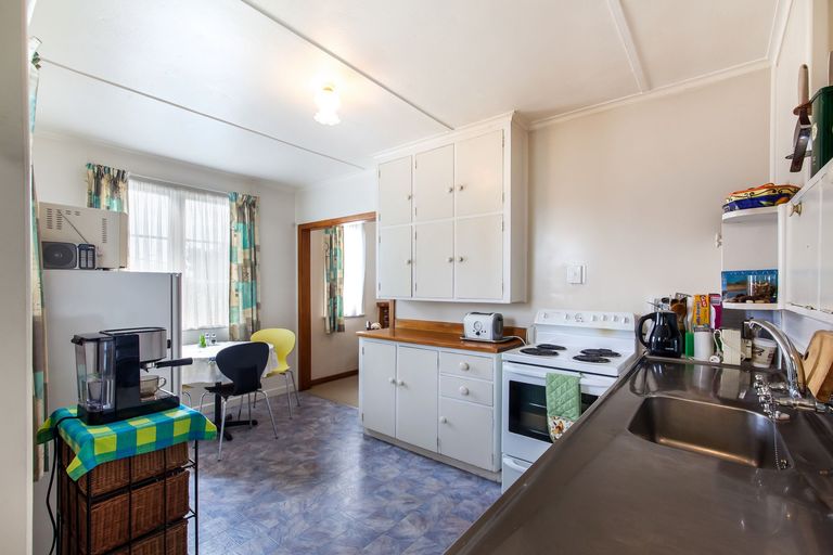 Photo of property in 14 Binsted Road, New Lynn, Auckland, 0600