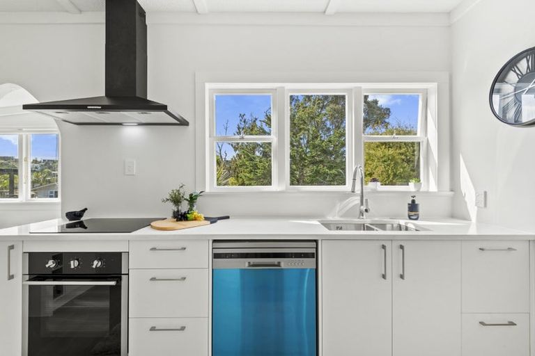 Photo of property in 5 Lyons Avenue, Murrays Bay, Auckland, 0630