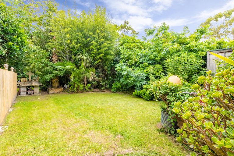 Photo of property in 2 Kaponga Crescent, New Lynn, Auckland, 0600