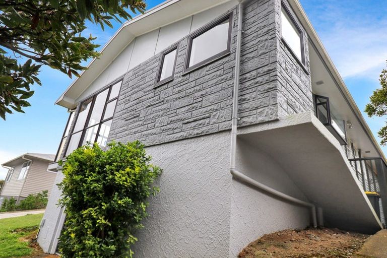 Photo of property in 60 Stewart Drive, Newlands, Wellington, 6037