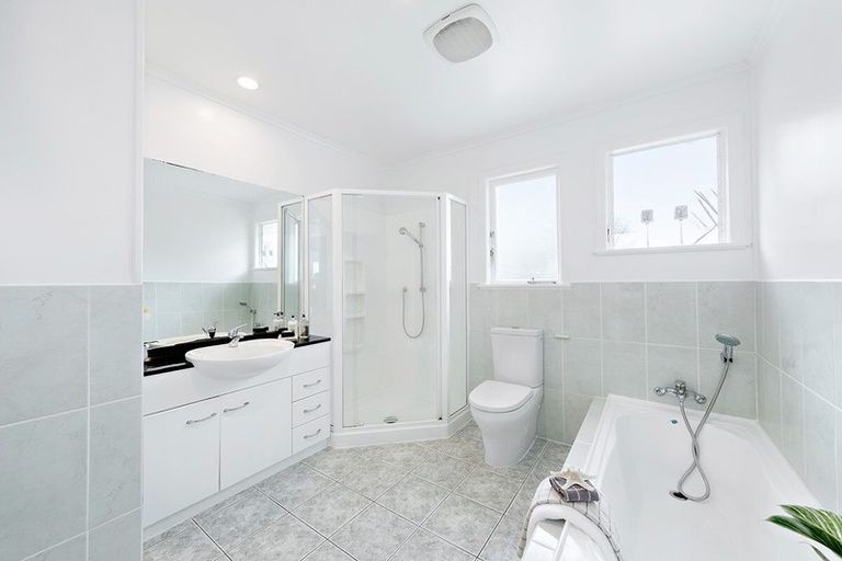 Photo of property in 2/38a Seaview Avenue, Northcote, Auckland, 0627