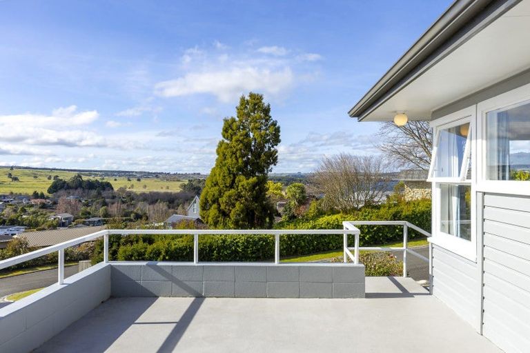 Photo of property in 18 Scenic Heights, Acacia Bay, Taupo, 3330