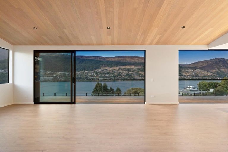 Photo of property in 6 Red Deer Rise, Kelvin Heights, Queenstown, 9300