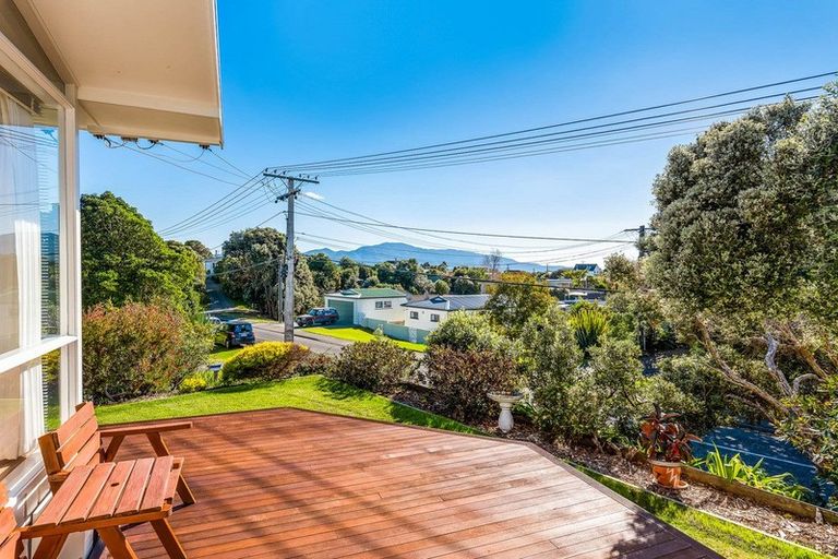 Photo of property in 18 Rua Road, Paraparaumu Beach, Paraparaumu, 5032