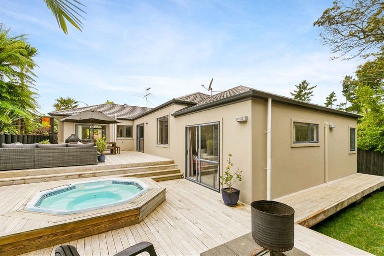 Photo of property in 13 Berkshire Terrace, Massey, Auckland, 0614