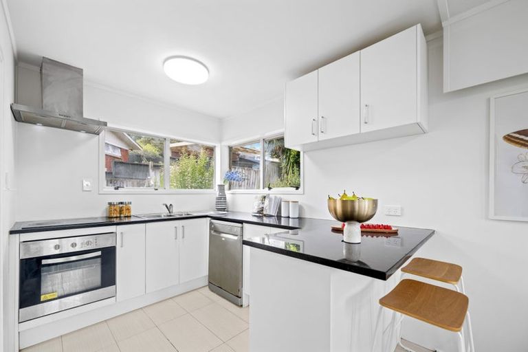 Photo of property in 2/30 Kathleen Street, Totara Vale, Auckland, 0627