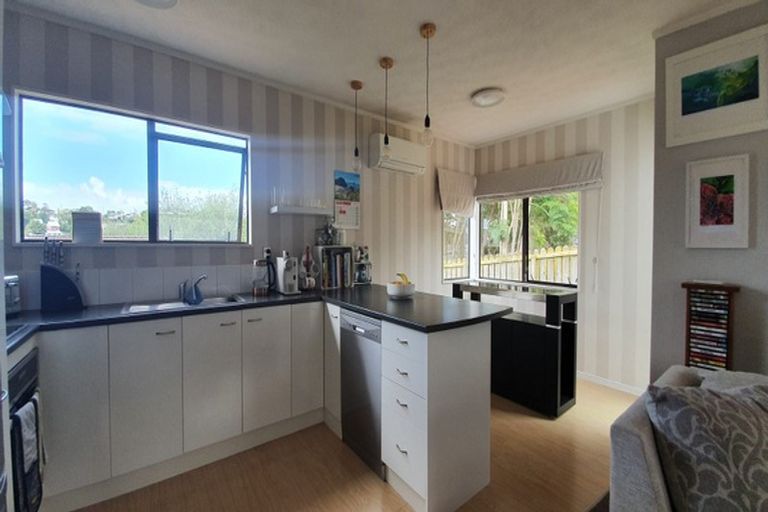 Photo of property in 2/8 Atlantis Place, Totara Vale, Auckland, 0629
