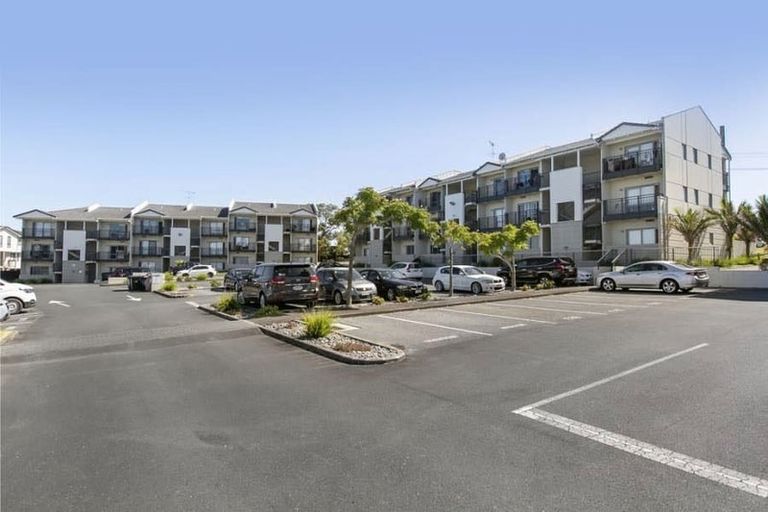 Photo of property in 4b/71 Spencer Road, Oteha, Auckland, 0632