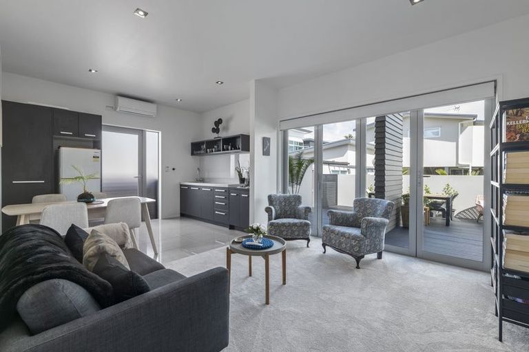 Photo of property in 2/5 Beach Street, Fitzroy, New Plymouth, 4312