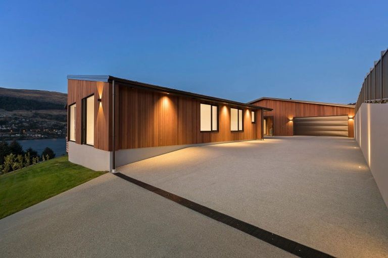 Photo of property in 6 Red Deer Rise, Kelvin Heights, Queenstown, 9300