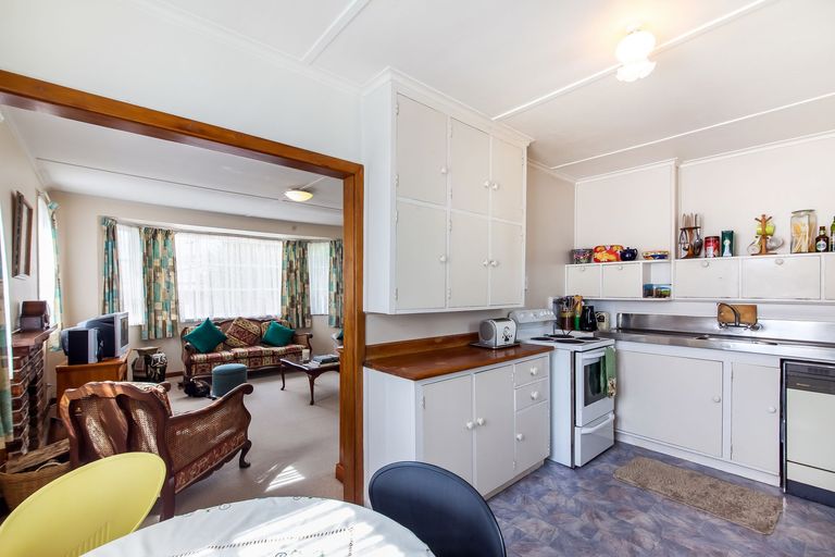 Photo of property in 14 Binsted Road, New Lynn, Auckland, 0600