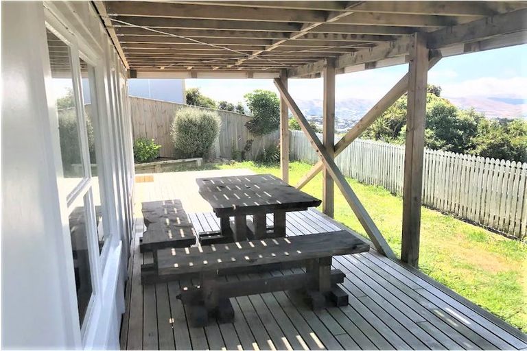 Photo of property in 30 Brooker Grove, Newlands, Wellington, 6037