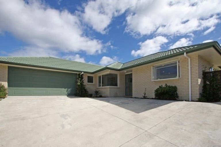 Photo of property in 11 Cascade Way, Paraparaumu, 5032