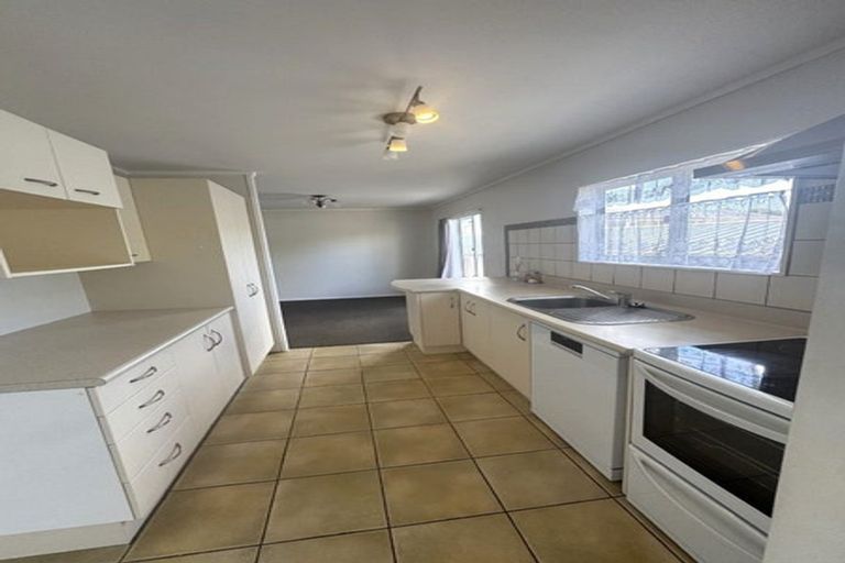 Photo of property in 92 Borich Road, Sunnyvale, Auckland, 0612