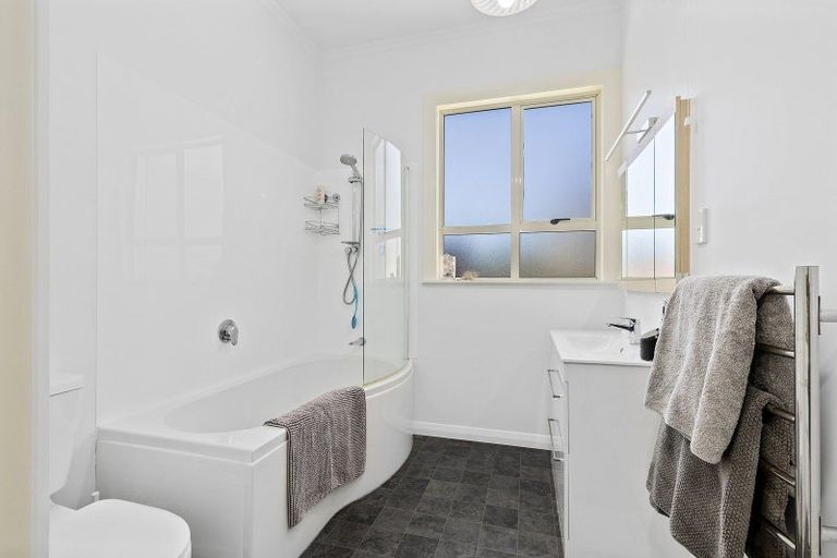 Photo of property in 98 Apu Crescent, Lyall Bay, Wellington, 6022