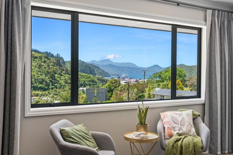 Photo of property in 6 West Terrace, Picton, 7220