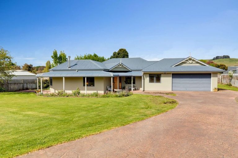 Photo of property in 20 Paraekaretu Street, Hunterville, 4730