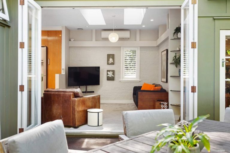 Photo of property in 55 Pupuke Road, Birkenhead, Auckland, 0627