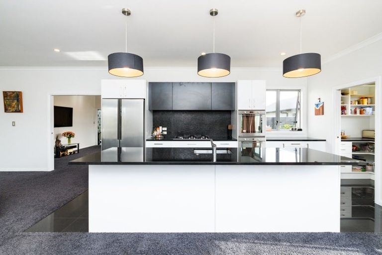 Photo of property in 4 Saint Heliers Grove, Fitzherbert, Palmerston North, 4410