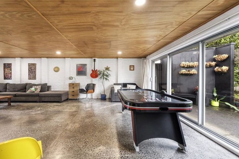 Photo of property in 36 Yeovil Road, Te Atatu Peninsula, Auckland, 0610