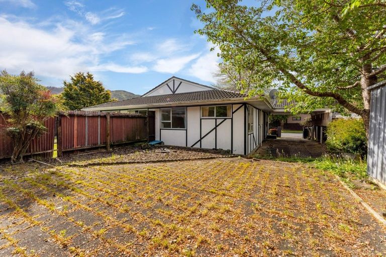 Photo of property in 2/52 Gemstone Drive, Birchville, Upper Hutt, 5018