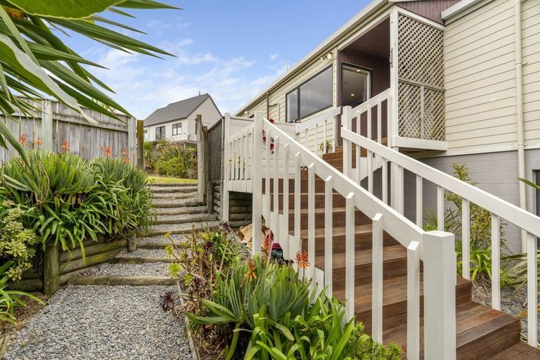 Photo of property in 15 Pine Ridge Terrace, Waikanae Beach, Waikanae, 5036
