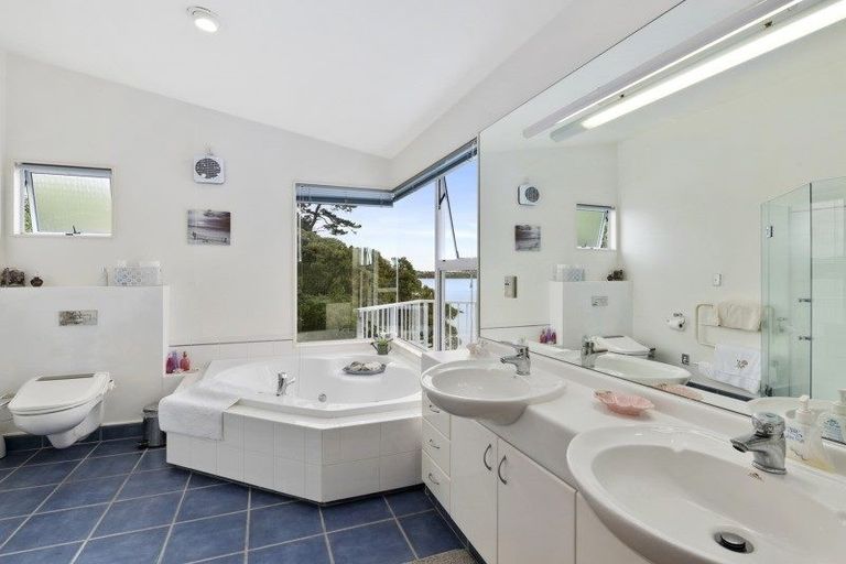 Photo of property in 28 Molyneux Close, Whitby, Porirua, 5024