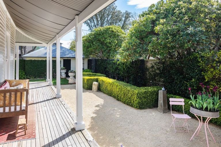 Photo of property in 42 Holly Road, St Albans, Christchurch, 8014
