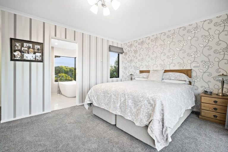 Photo of property in 8 Greenridge Lane, Merrilands, New Plymouth, 4312