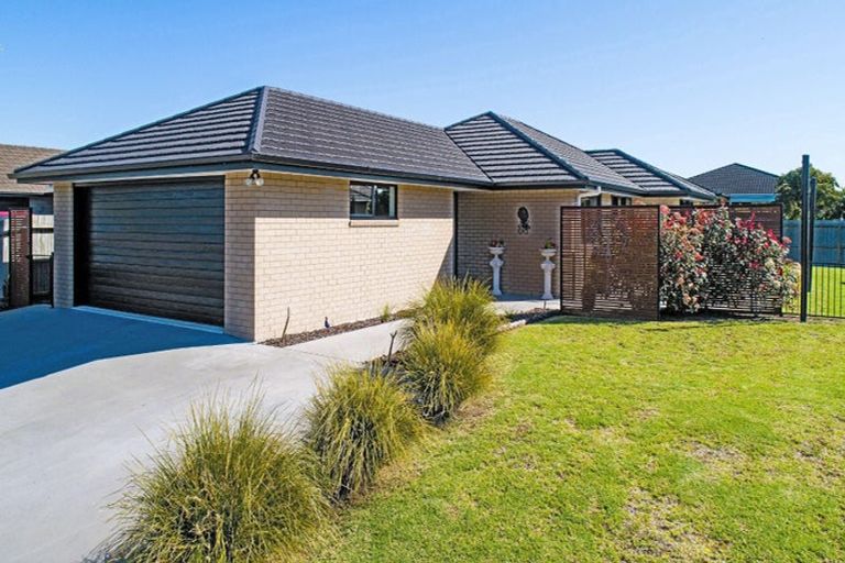 Photo of property in 16 Roto View, One Tree Point, 0118